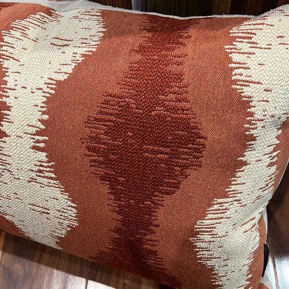#28–Accent pillow - Picture 6 of 6